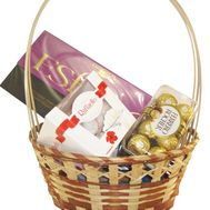 Коробки конфет в подарочной корзине