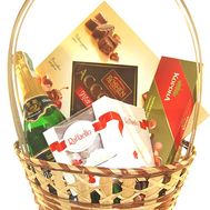 Корзина с шампанским и сладостями