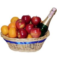 Корзина с яблоками, мандаринами и шампанским