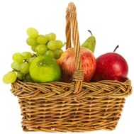 Недорогая корзина фруктов