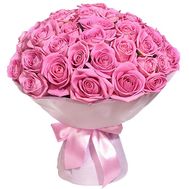 Delicate bouquet of pink roses