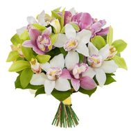 Разноцветные орхидеи в букете