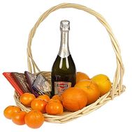 Шампанское и фрукты в корзине