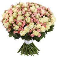 A chic bouquet of spray and common roses