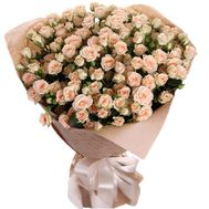 Gorgeous spray roses in a bouquet