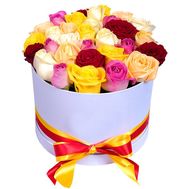 Коробка з різнокольорових троянд