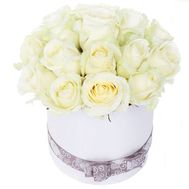 Коробка з білими трояндами