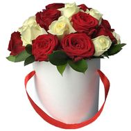 Червоні і білі троянди в коробці