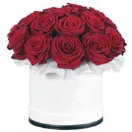 Червоні троянди в шляпній коробці