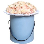 Кремові троянди в коробці