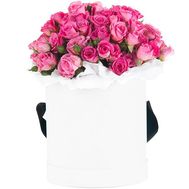 Кустовые розы в коробке