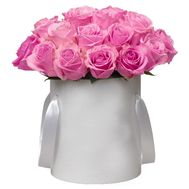 Розовые розы в шляпной коробке