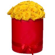 Жовті троянди в коробці