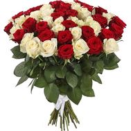 71 червона і біла троянда в букеті