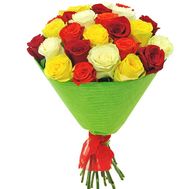 Букет из 25 разноцветных роз в бумаге