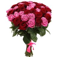 Чудесный букет из красных и розовых роз