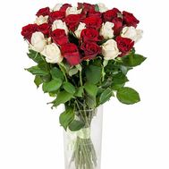 Элегантный букет из красных и белых роз