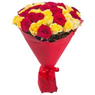 Красные и желтые розы в букете