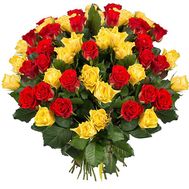 Красочный букет красных и желтых роз