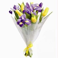 Маленький букет из ирисов и тюльпанов