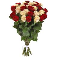 Модный букет из красных и кремовых роз