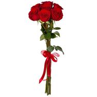 Невеликий букет імпортних троянд