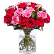 Прекрасный букет из красных и розовых роз