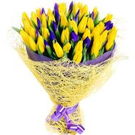 Прекрасный букет из желтых тюльпанов и ирисов