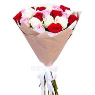 Прелестный букет разноцветных роз