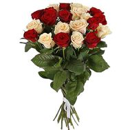 Уникальный букет кремовых и красных роз