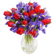 Яркий букет из красных тюльпанов и ирисов