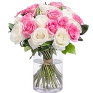 25 белых и розовых коротких роз