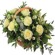 Белые розы и альстромерии в корзине