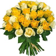 Bouquet of low white and yellow roses