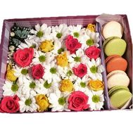 Букет в коробке и 5 пирожных Макаронс