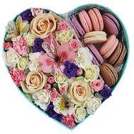 Букет в коробке сердце и макаруны