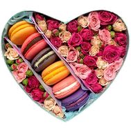 Букет в коробке сердце с макарунами
