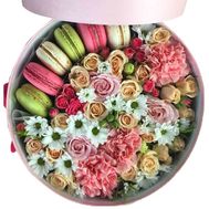 Букет в круглой коробке с Macarons