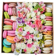 Чудова коробка квітів з макарунами