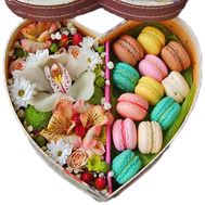 Цветочная композиция с макарунами в форме сердца