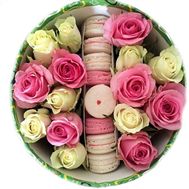 Flower box with roses and macarons