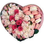 Flower heart box with Macarons