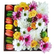 Цветы и macarons в квадратной коробке