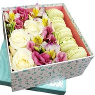 Цветы и макарунс в квадратной коробке