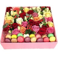 Квіти і макаруни в прямокутної коробці