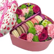 Цветы с макарунами в коробке сердце