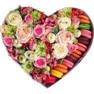 Цветы с макарунами в коробке в форме сердца