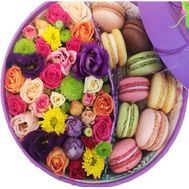 Цветы в круглой коробке с пирожными