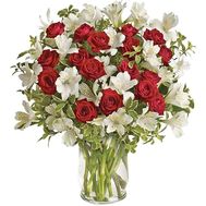 Эффектный букет из роз и белых альстромерий