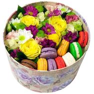 Изумительная коробка с цветами и макарунами